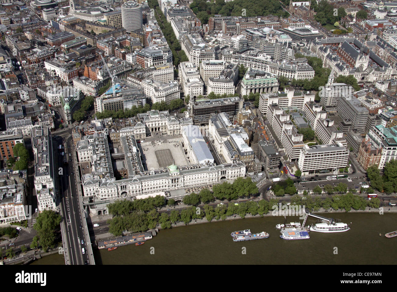 Immagine aerea della Somerset House (& Department of Music, King's College London) su Victoria Embankment, Londra WC2 Foto Stock