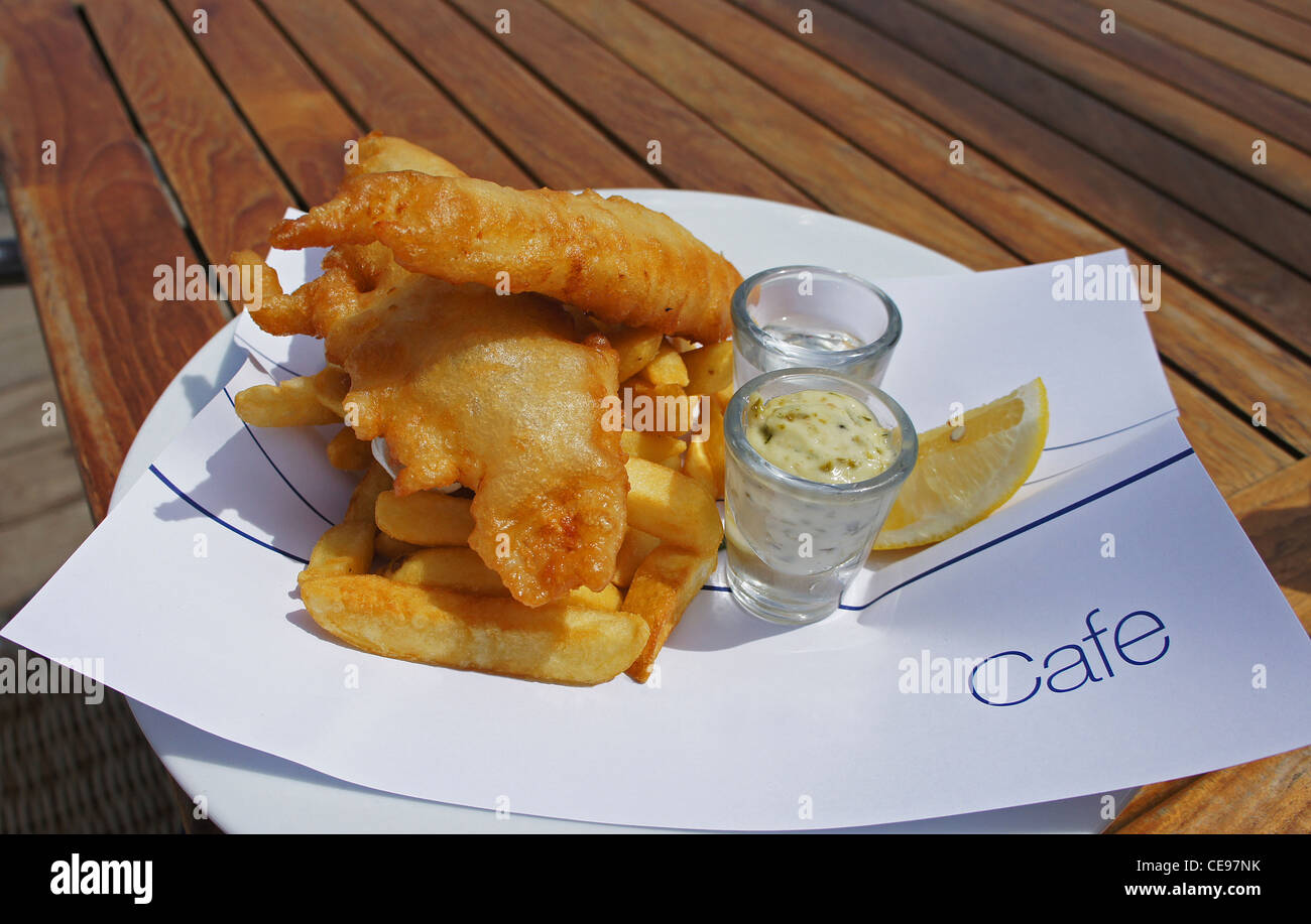 Un piatto di pesce e patatine fritte Foto Stock
