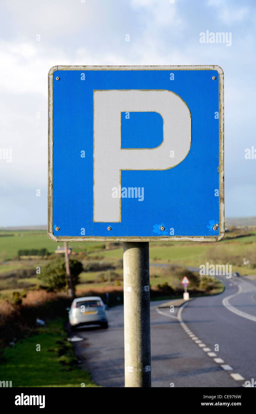 Un simbolo di parcheggio sulla strada di un paese, Cornwall, Regno Unito Foto Stock