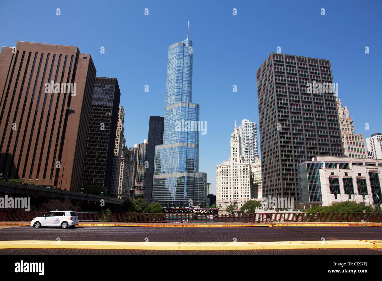 Trump Tower Chicago dal Columbus Boulevard Bridge. Foto Stock