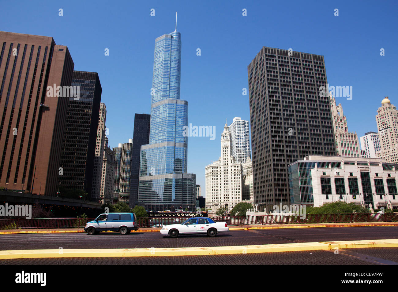 Trump Tower Chicago dal Columbus Boulevard Bridge. Foto Stock