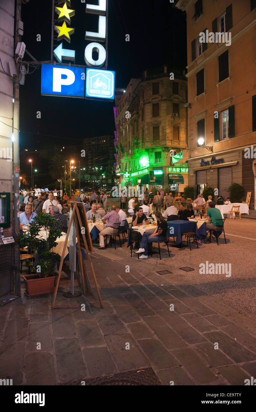 Persone di mangiare e di bere in strada i bar e i ristoranti di notte. Città vecchia Genova (italiano, Genova) Italia Italy Foto Stock