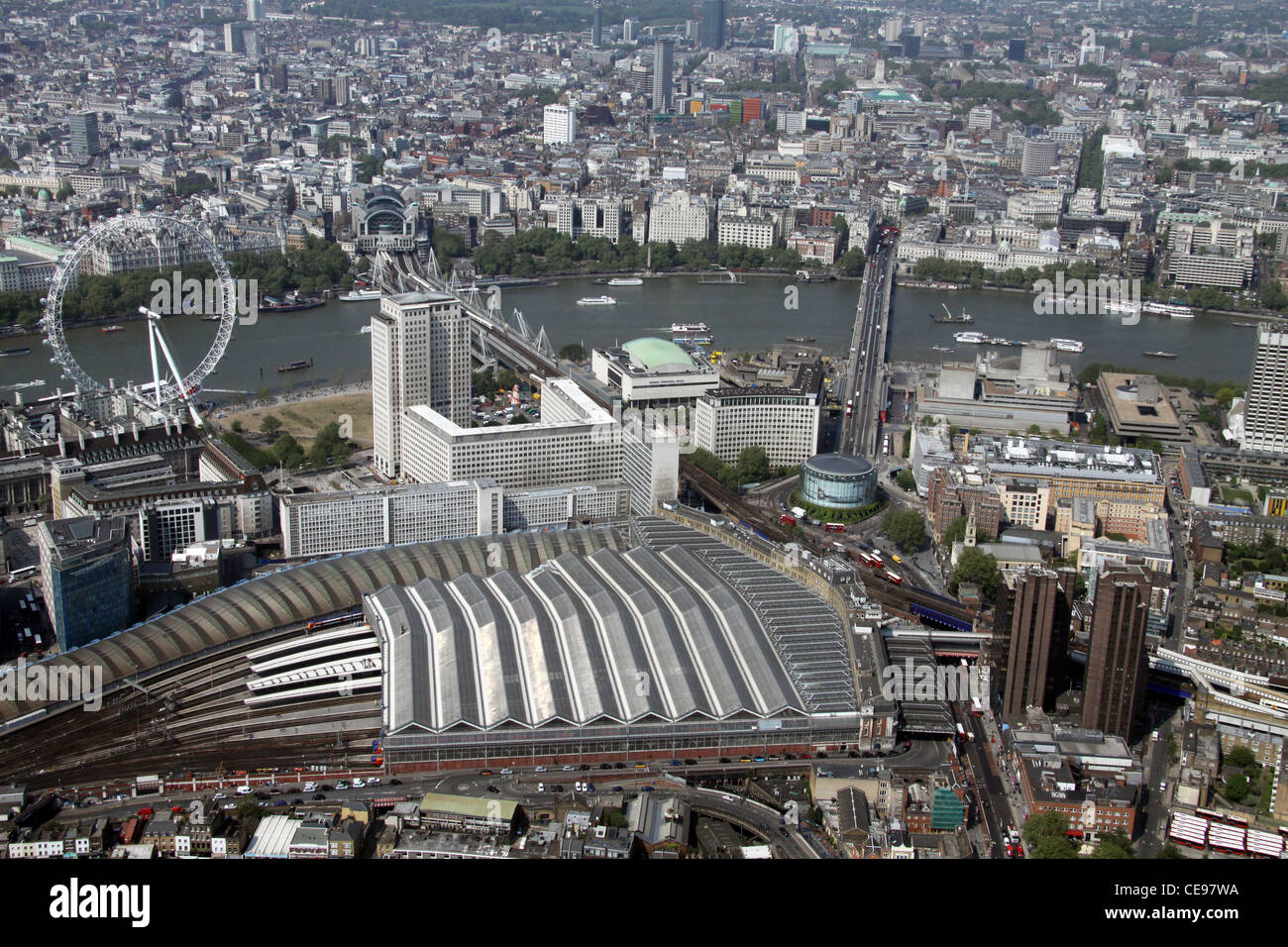 Immagine aerea della stazione di Waterloo con il Centro Shell, il London Eye e il Tamigi sullo sfondo, Londra SE1 Foto Stock