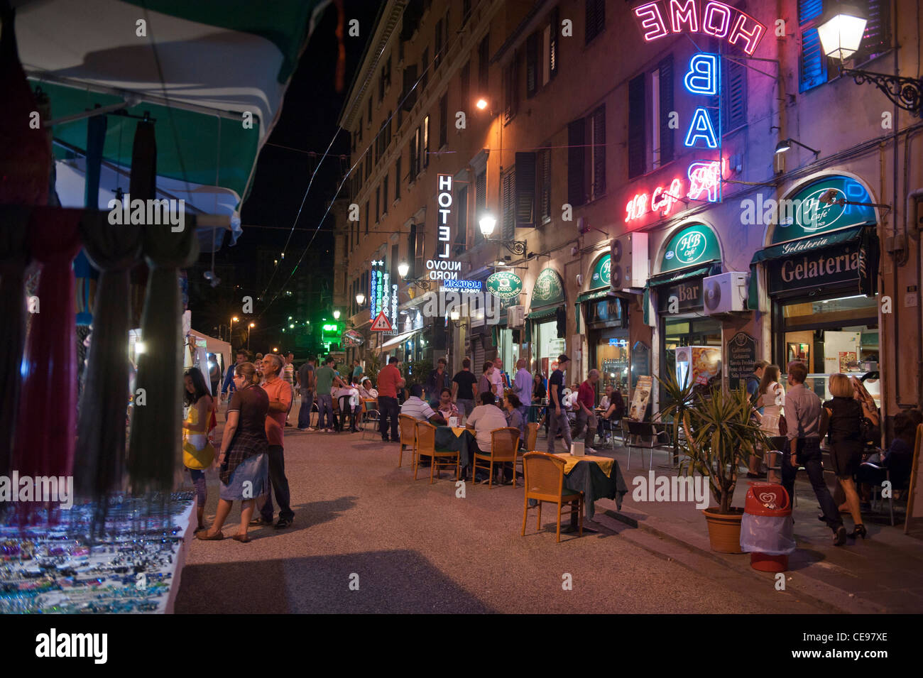 Persone di mangiare e di bere in strada i bar e i ristoranti di notte. Città vecchia Genova (italiano, Genova) Italia Italy Foto Stock