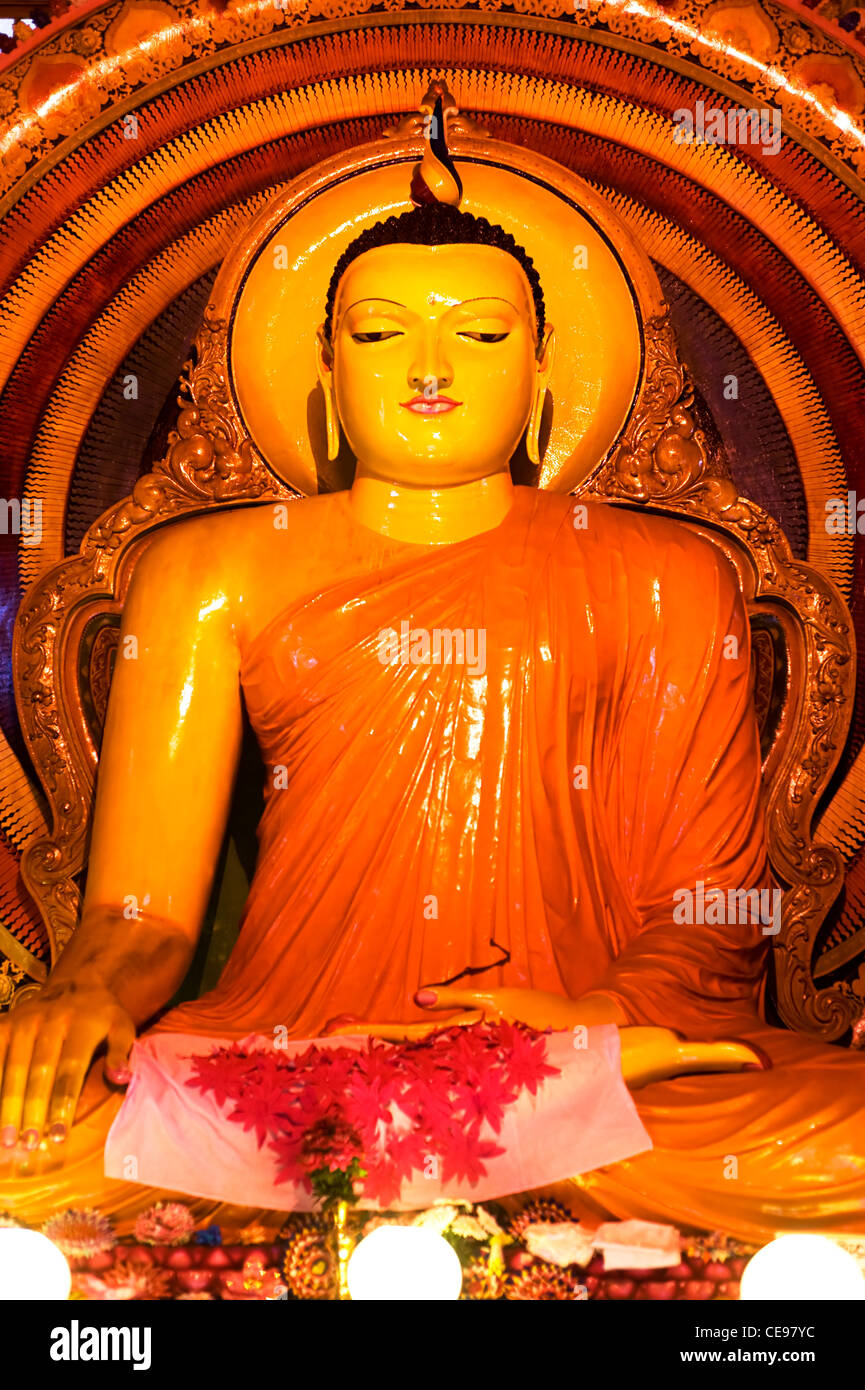 Statua di Budda seduto un tempio di Gangaramaya in Colombo, Sri Lanka Foto Stock