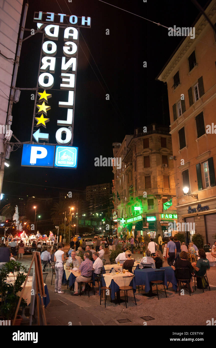 Persone di mangiare e di bere in strada i bar e i ristoranti di notte. Città vecchia Genova (italiano, Genova) Italia Italy Foto Stock