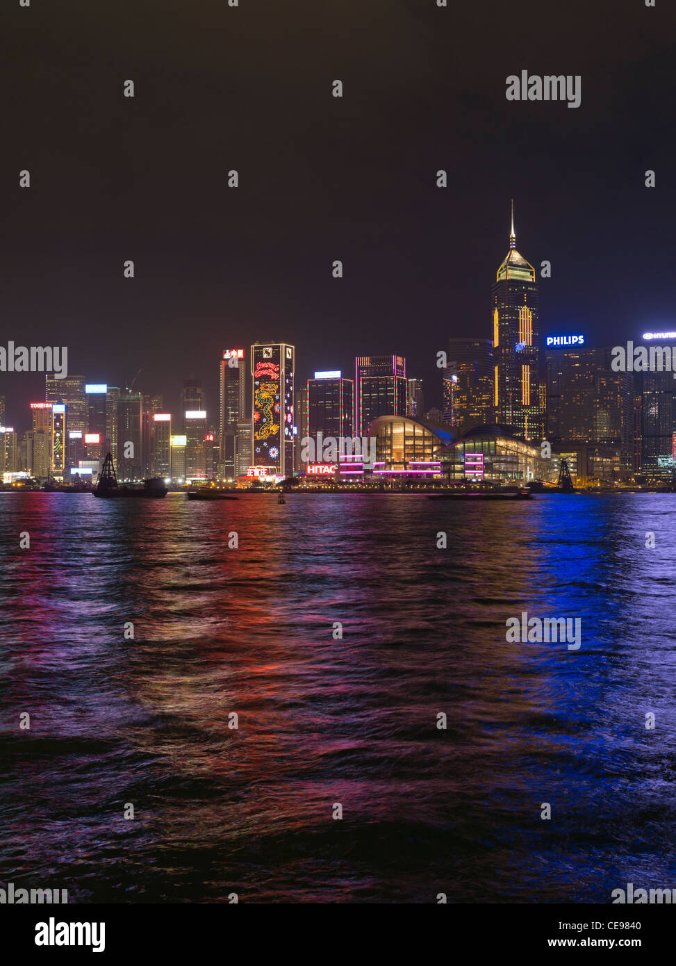 Dh PORTO DI HONG KONG HONG KONG Hong Kong Harbour waterfront edifici Wan Chai di notte le luci mare Foto Stock Dh PORTO DI HONG KONG HONG KONG Hong Kong Harbour waterfront edifici Wan Chai di notte le luci mare Foto Stock