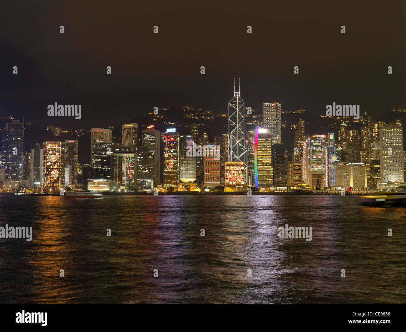 Dh PORTO DI HONG KONG HONG KONG Hong Kong Harbour waterfront edifici di notte le luci Foto Stock Dh PORTO DI HONG KONG HONG KONG Hong Kong Harbour waterfront edifici di notte le luci Foto Stock