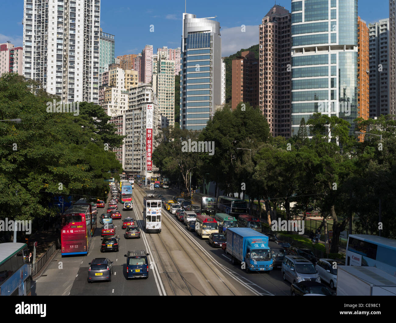 Dh Causeway Bay Hong Kong Causeway Bay road del traffico a torre grattacieli in Cina automobili cityscape Foto Stock