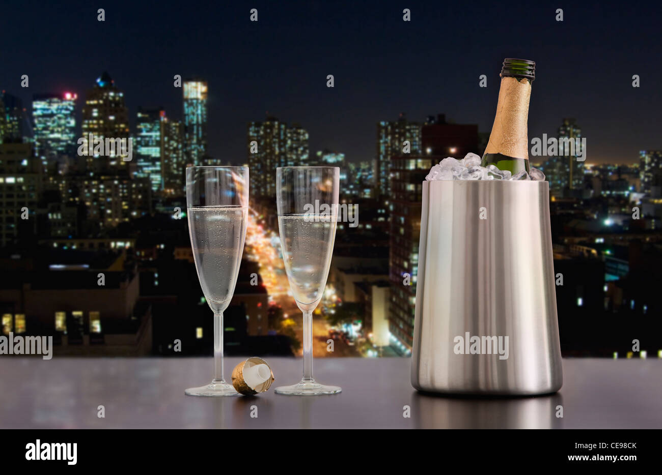 Stati Uniti d'America, Illinois, Metamora, Champagne flauti e la bottiglia nel secchiello del ghiaccio con skyline del centro in background Foto Stock