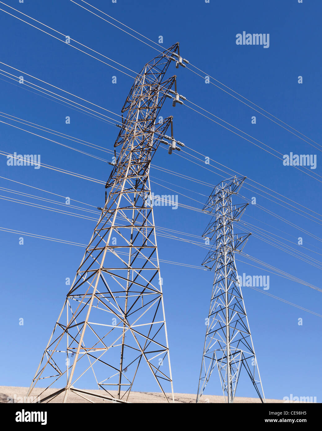 Tralicci di energia elettrica contro il cielo blu - California, Stati Uniti d'America Foto Stock