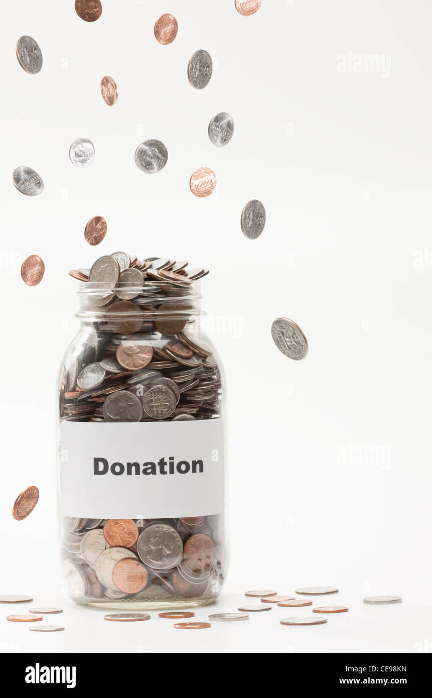Studio shot del vaso pieno di monete Foto Stock