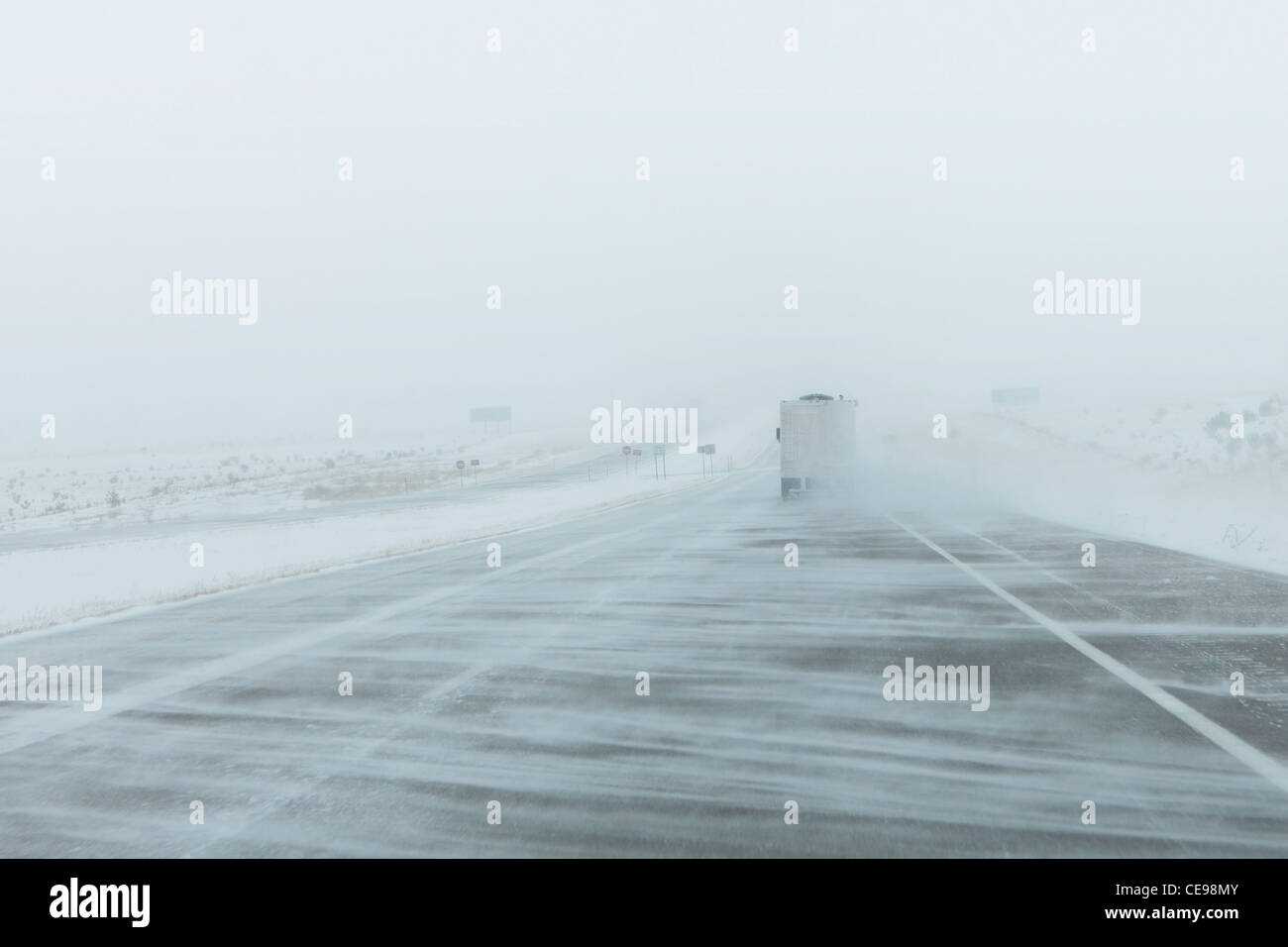 US Highway durante una tormenta di neve - USA Utah Foto Stock