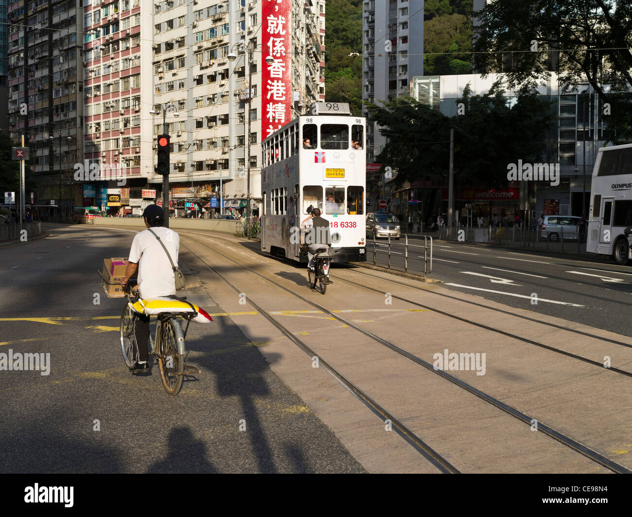 Dh Causeway Bay Hong Kong il traffico di biciclette e di Hong Kong Tram strada cinese Foto Stock