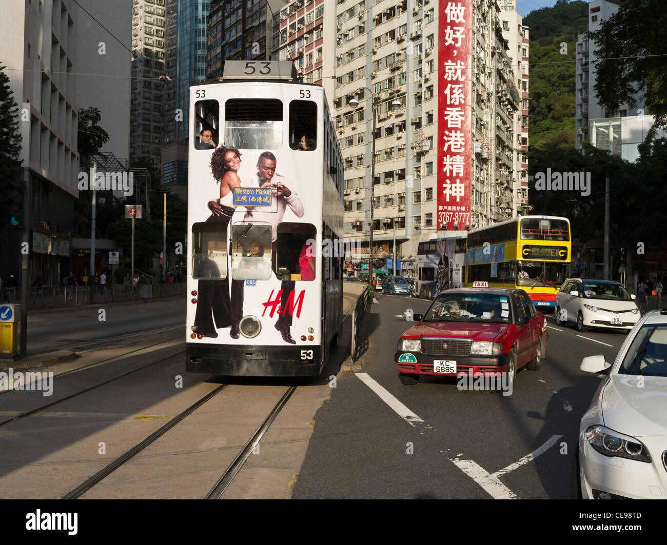 Dh Causeway Bay Hong Kong White Hong Kong tram e taxi rosso del traffico su strada trasporto island tram Foto Stock