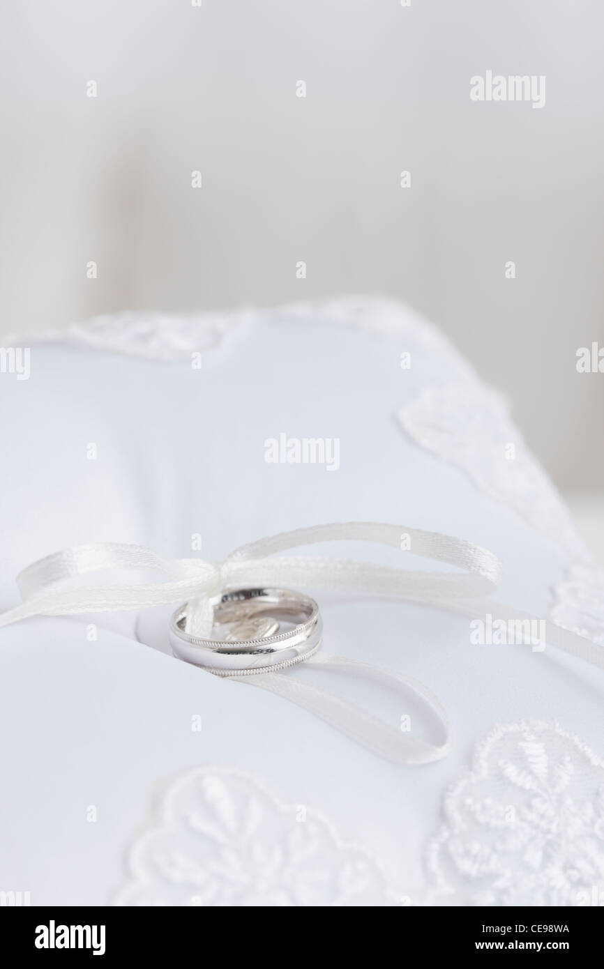 Nozze d argento anello sul cuscino bianco Foto Stock