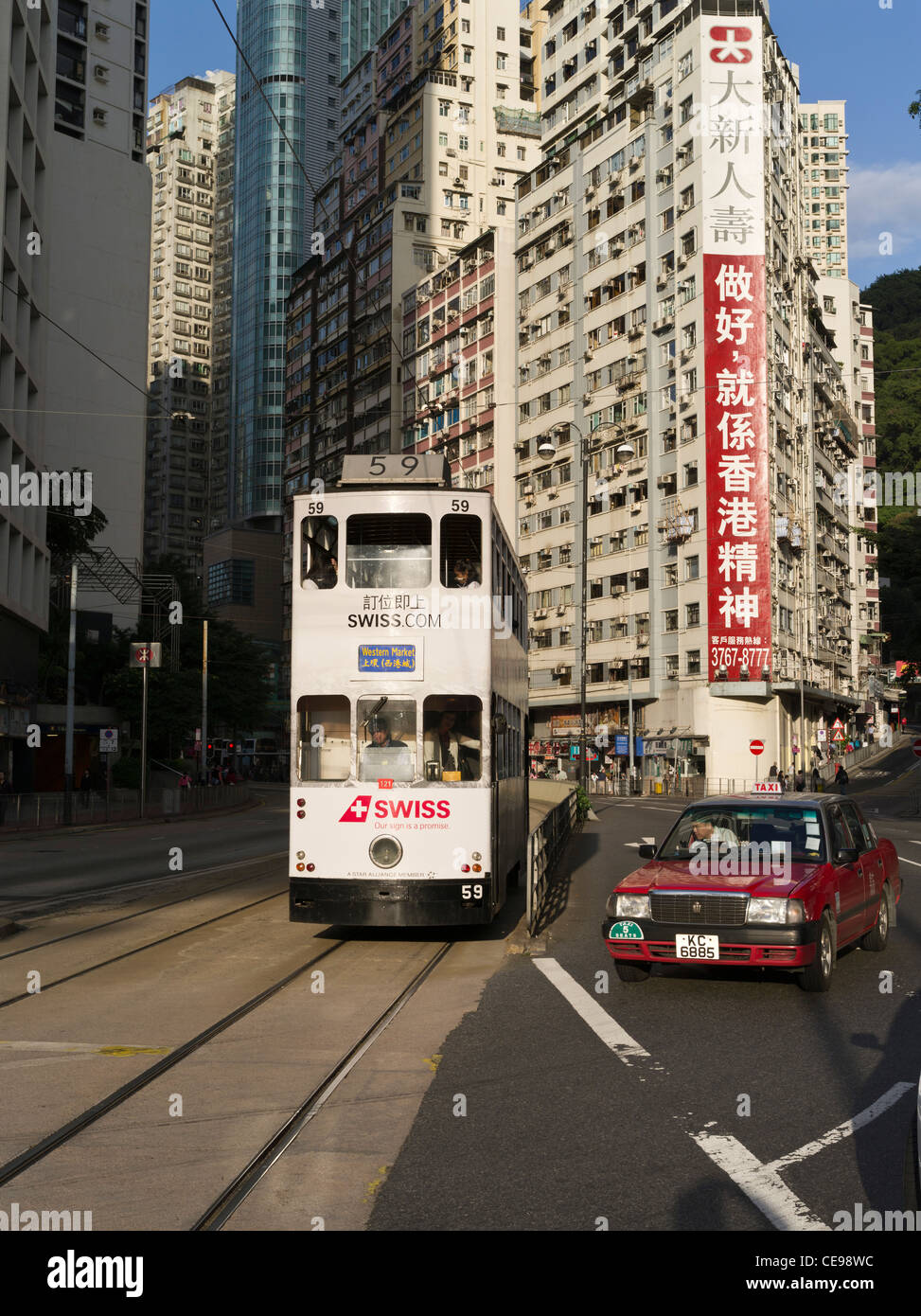 Dh Causeway Bay Hong Kong White Hong Kong tram e taxi rosso strada della cabina Foto Stock