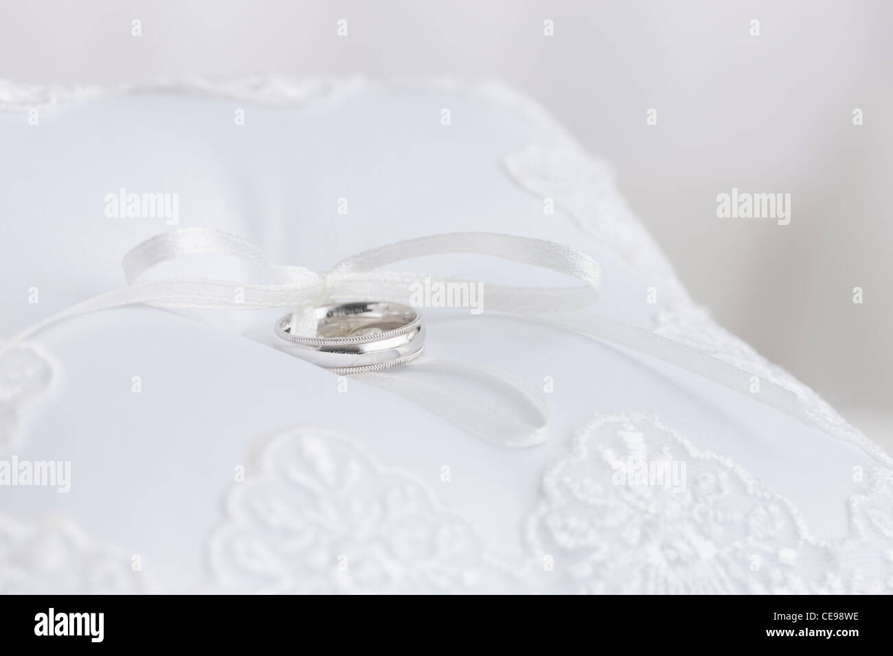 Nozze d argento anello sul cuscino bianco Foto Stock