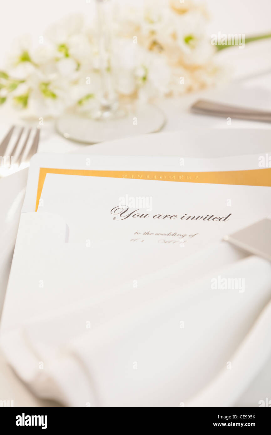 Close-up di invito a nozze sulla piastra Foto Stock