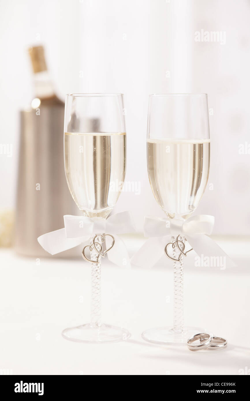 Gli anelli di nozze e champagne flauti Foto Stock