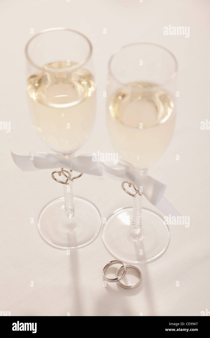 Gli anelli di nozze e champagne flauti Foto Stock