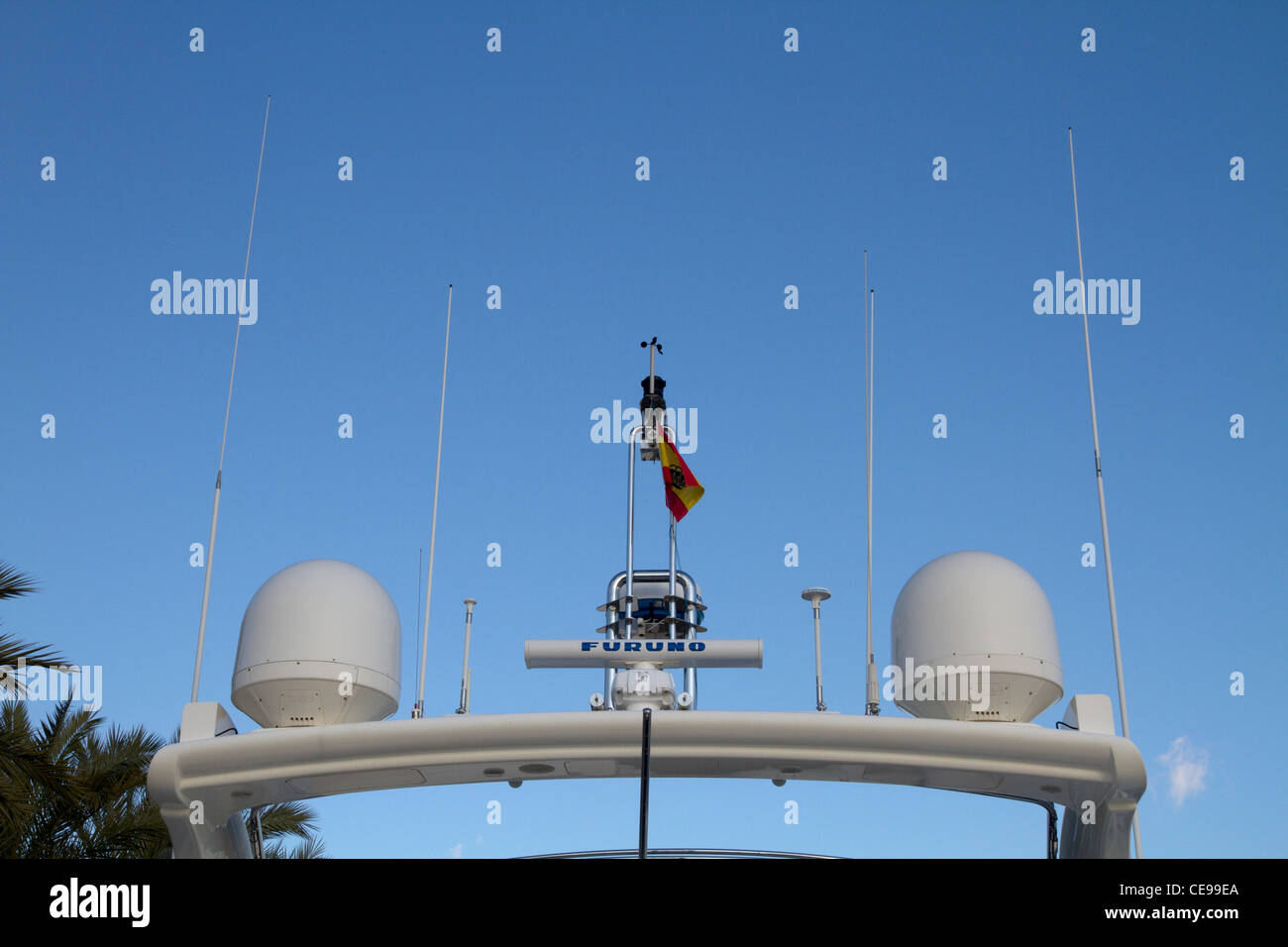 Il radar e delle attrezzature di sicurezza di attrezzature per la navigazione montato a bordo su yacht di lusso motoscafo Foto Stock