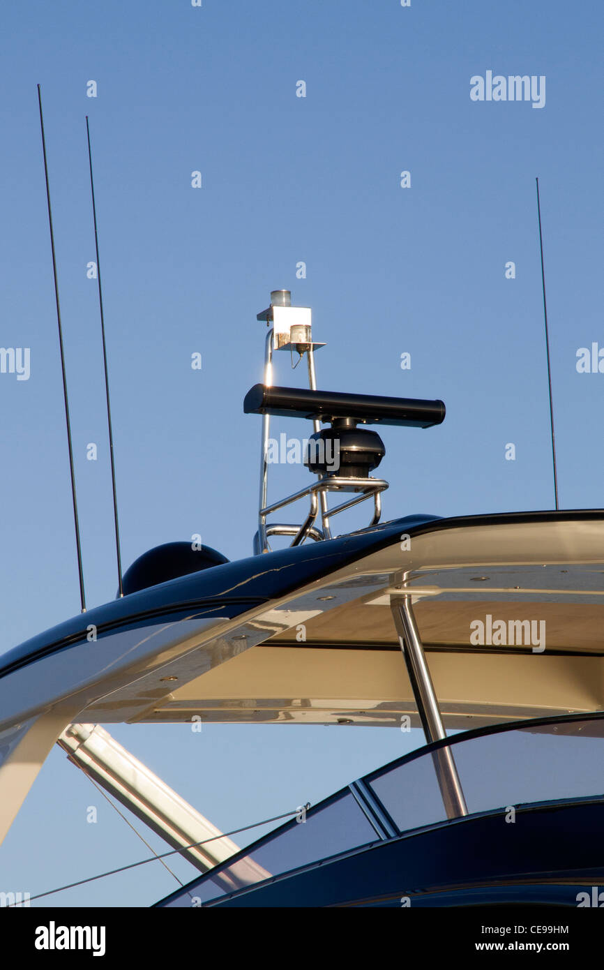 Il radar e delle attrezzature di sicurezza di attrezzature per la navigazione montato a bordo su yacht di lusso motoscafo Foto Stock