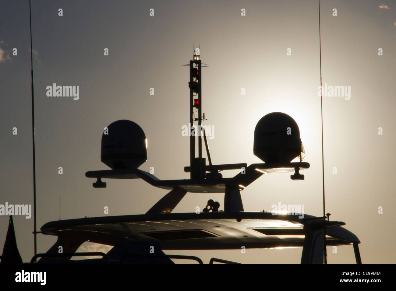 Il radar e delle attrezzature di sicurezza di attrezzature per la navigazione montato a bordo su yacht di lusso motoscafo Foto Stock