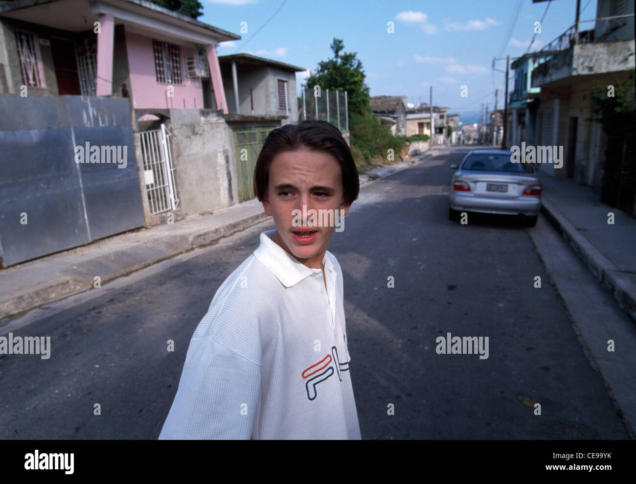 Rodrigo Brito indossa una fila di t-shirt in Matanzas, Cuba inviato a lui dal suo padre vivere negli STATI UNITI Foto Stock