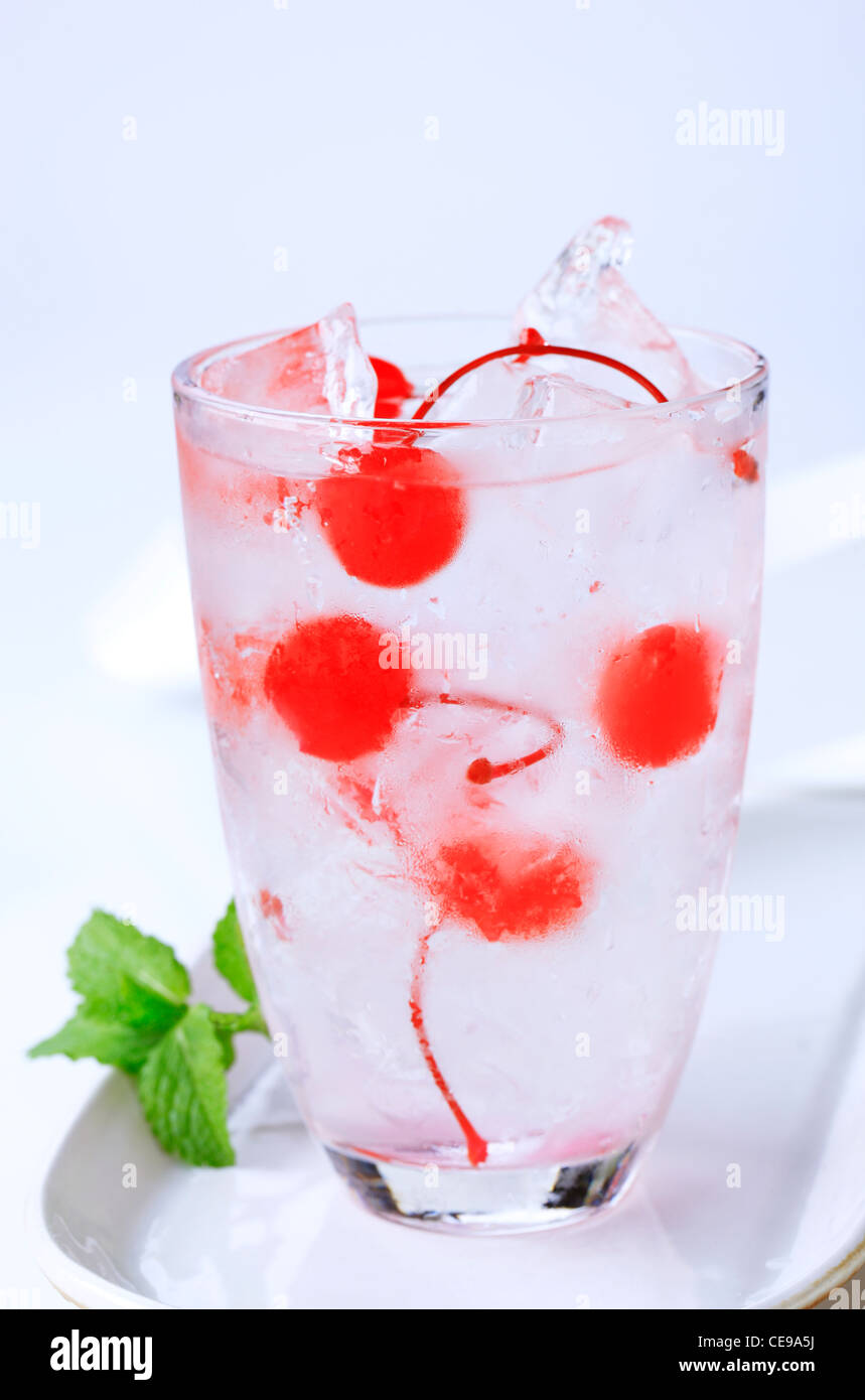 Bicchiere di bevanda ghiacciata con ciliegie al maraschino Foto Stock