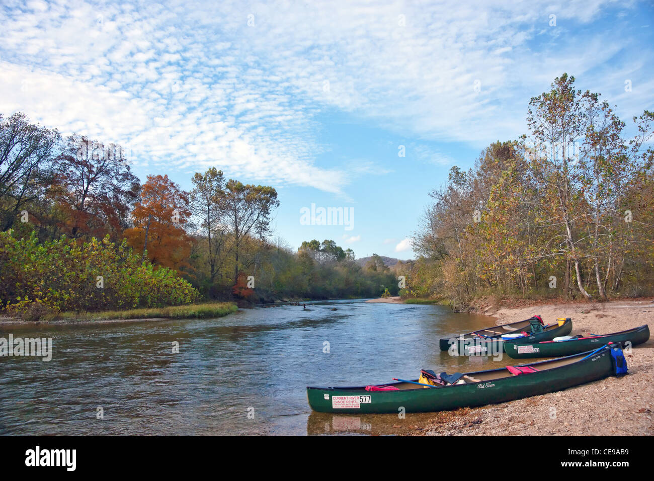 Canoe sul bordo del fiume in Missouri Foto Stock