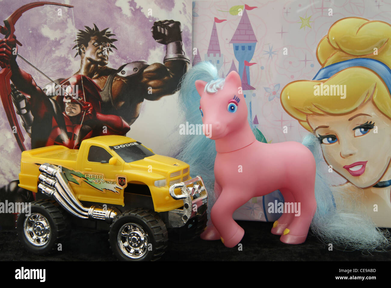I giocattoli che rappresentano gli estremi di stereotipati di mascolinità e femminilità. Foto Stock