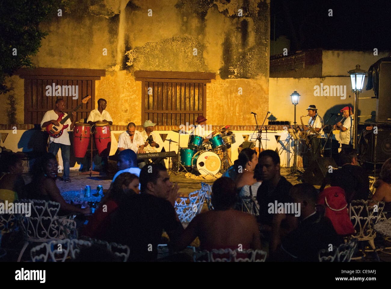 Live band di eseguire sui gradini, Plaza Mayor, Trinidad Foto Stock