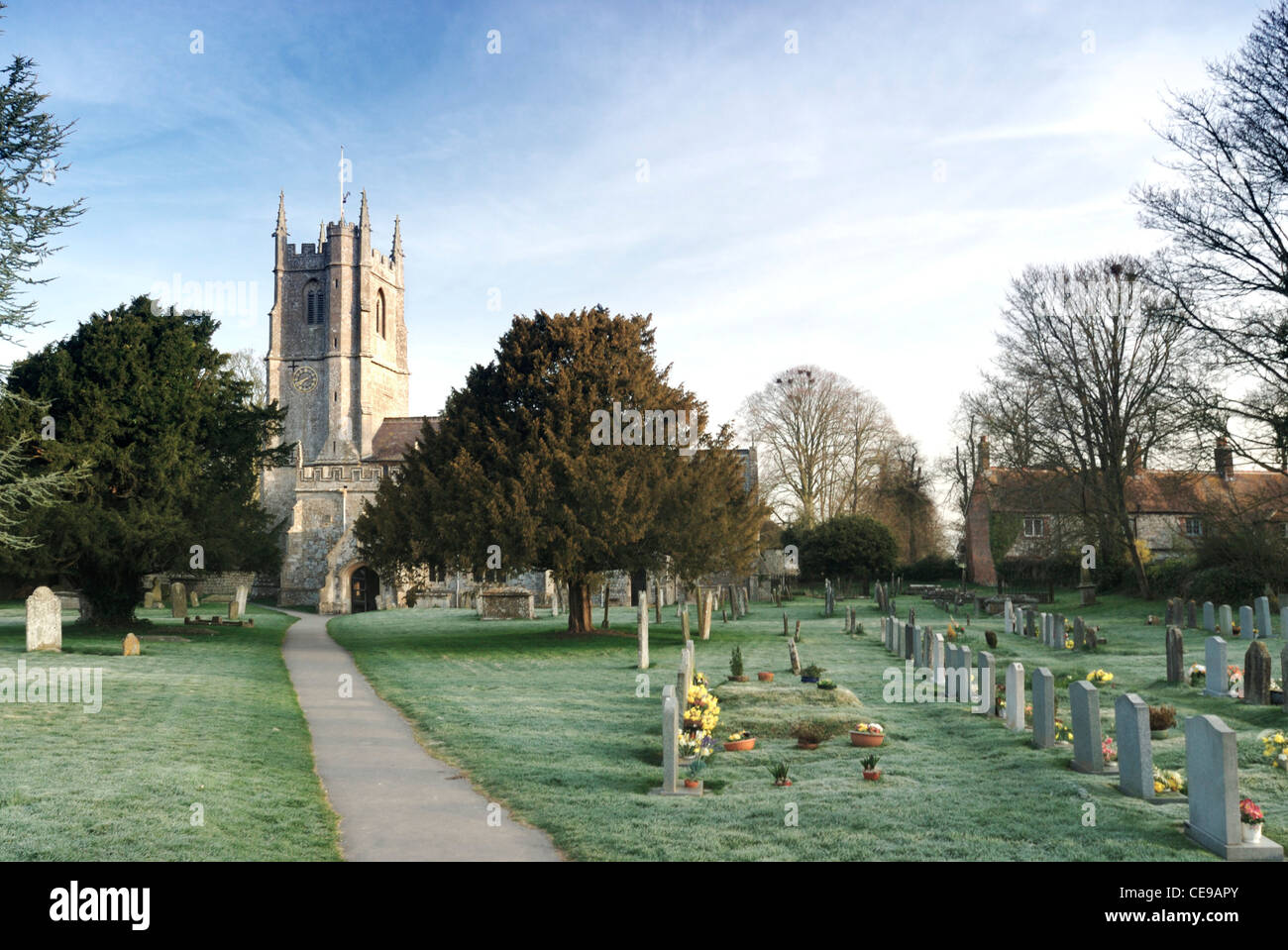 Avebury, villaggio chiesa, Wiltshire, Inghilterra, Regno Unito Foto Stock