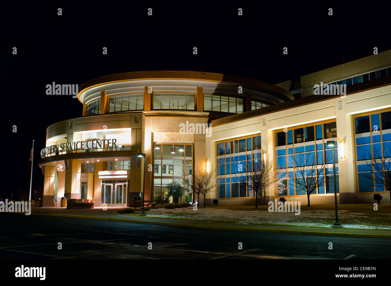 Dakota del Nord della Contea di Centro di Servizio Edificio governativo nella zona ovest di Saint Paul Minnesota di notte Foto Stock