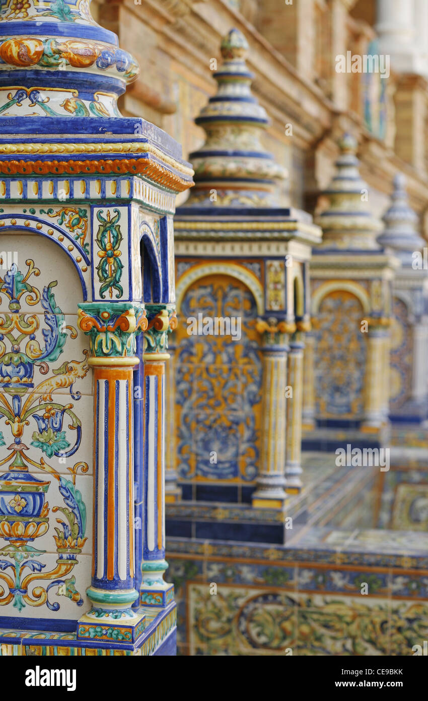 Le Alcove piastrellato delle province lungo le pareti della Plaza de España, Siviglia, Spagna Foto Stock