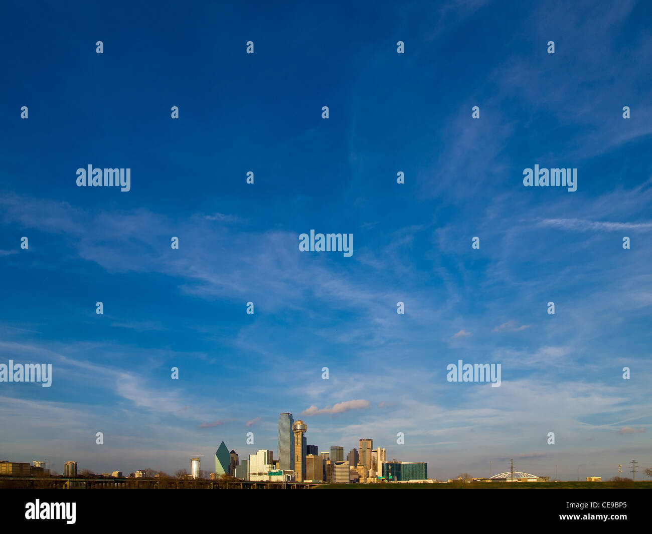 Il Dallas Texas skyline con splendido cielo blu e nuvole. Foto Stock