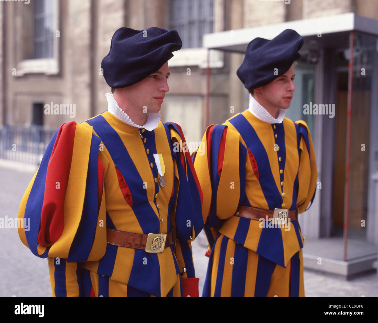 Guardie svizzere Pontficial in uniforme tradizionale fuori Città del Vaticano, Piazza San Pietro, Roma, Regione Lazio, Italia Foto Stock