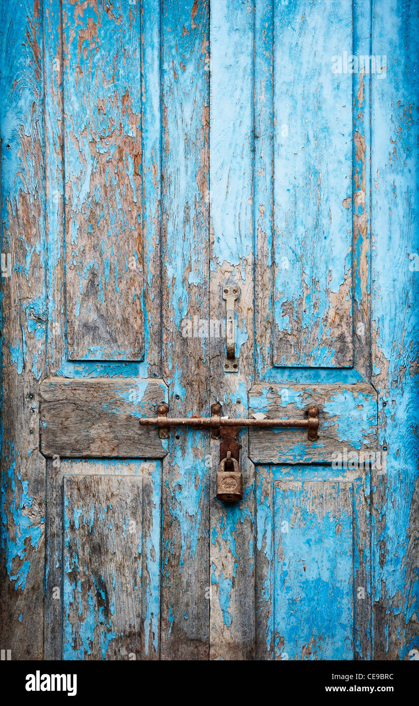 Vecchio Blu bloccato le porte in legno su un rurale villaggio indiano house. India Foto Stock