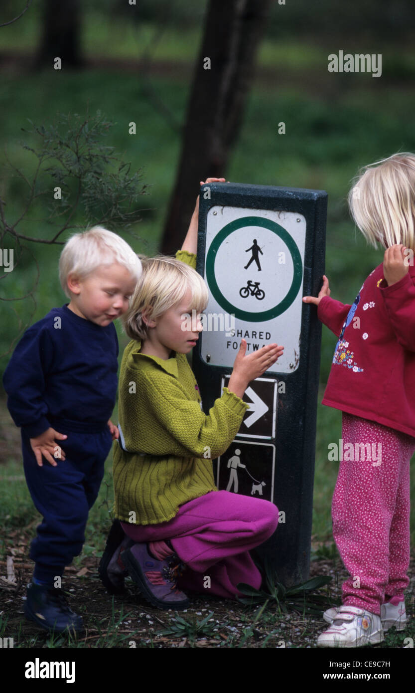 I bambini guardando il cartello stradale. Foto Stock