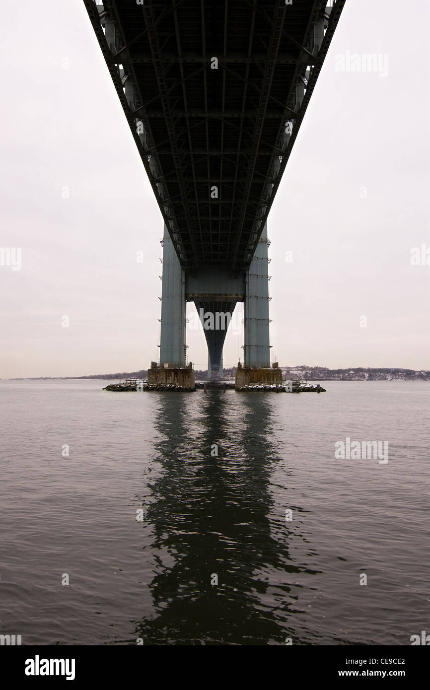Abstract. Al di sotto del lato Brooklyn del Verrazano-Narrows sospensione ponte nella città di New York Foto Stock