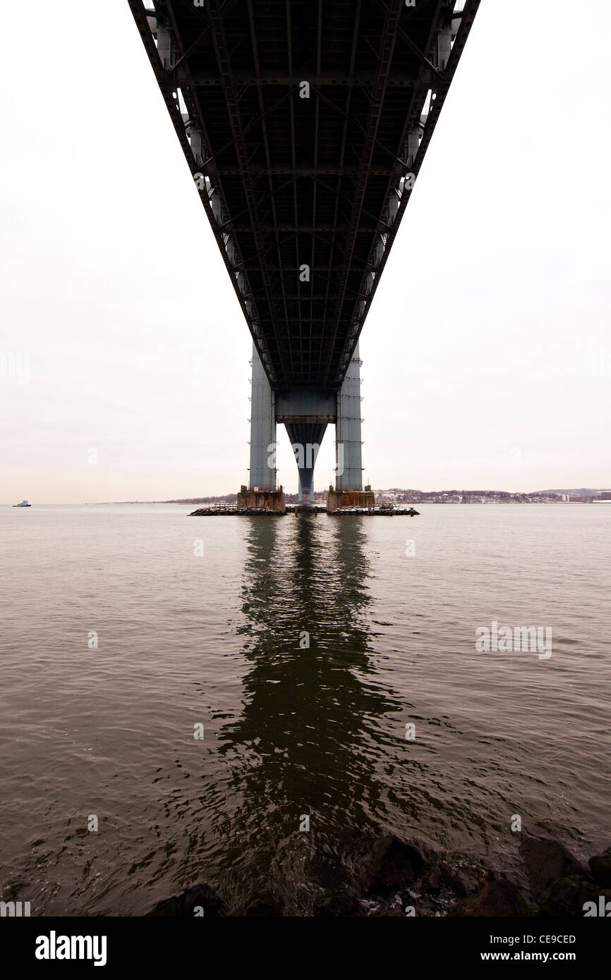 Abstract. Sotto Verrazano-Narrows Suspension Bridge in New York City guardando verso Staten Island Foto Stock
