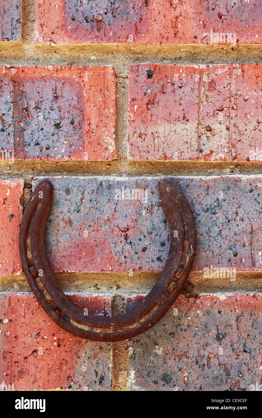 Ferro di cavallo vecchio tenuto come un talismano. Foto Stock