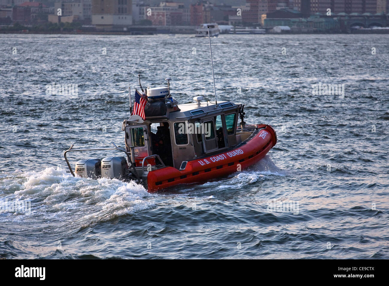 25 piedi difensore classe US Coast Guard Patrol boat (RB-S) sul Fiume Hudson nella città di New York al crepuscolo Foto Stock
