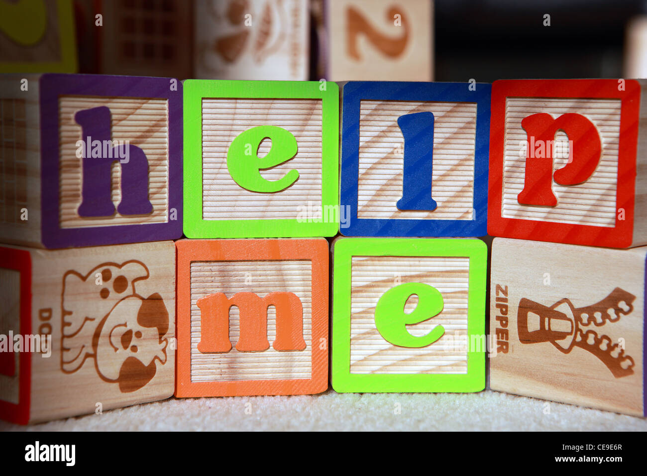 Costruzione di blocchi compitazione 'help me' Foto Stock