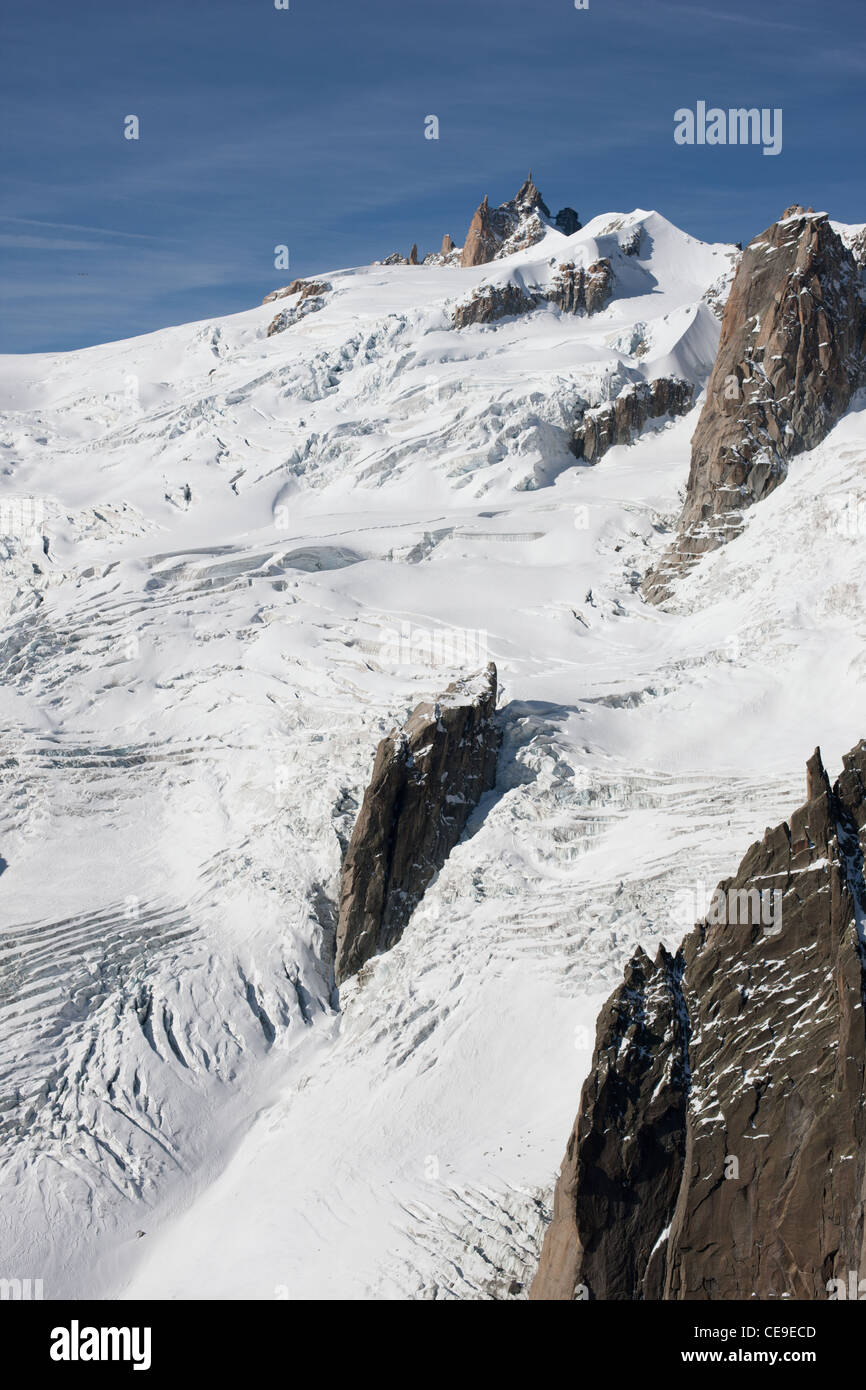 VISTA AEREA. Aiguille du Midi (3842 m) e il ghiacciaio Vallée Blanche. Chamonix Mont Blanc, alta Savoia, Auvergne-Rhône-Alpes, Francia. Foto Stock