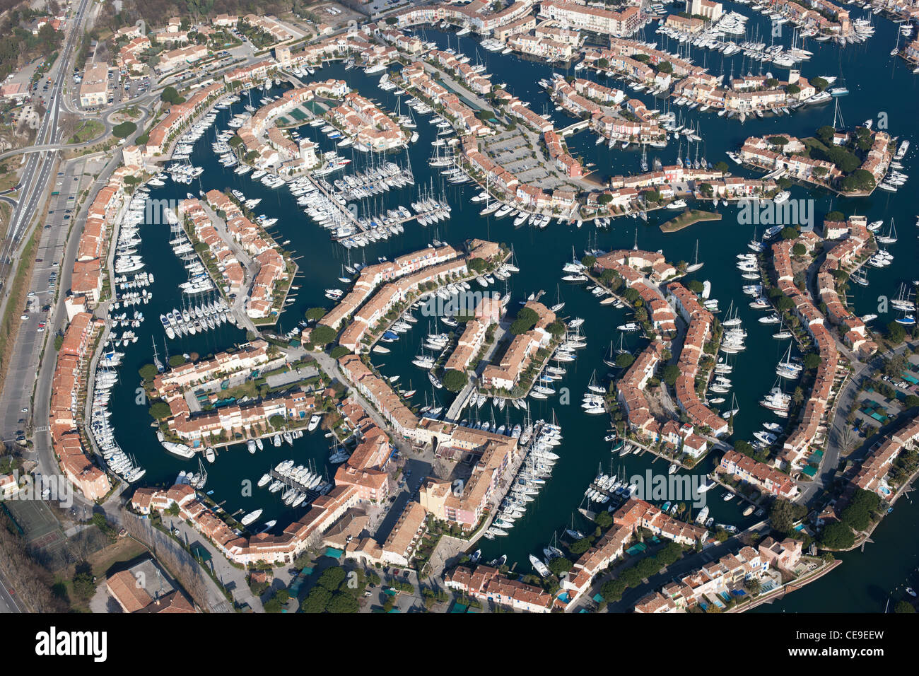 VISTA AEREA. La città balneare di Port Grimaud, creata negli anni '60 su una terra paludosa. Golfo di Saint-Tropez, Var, Costa Azzurra, Francia. Foto Stock