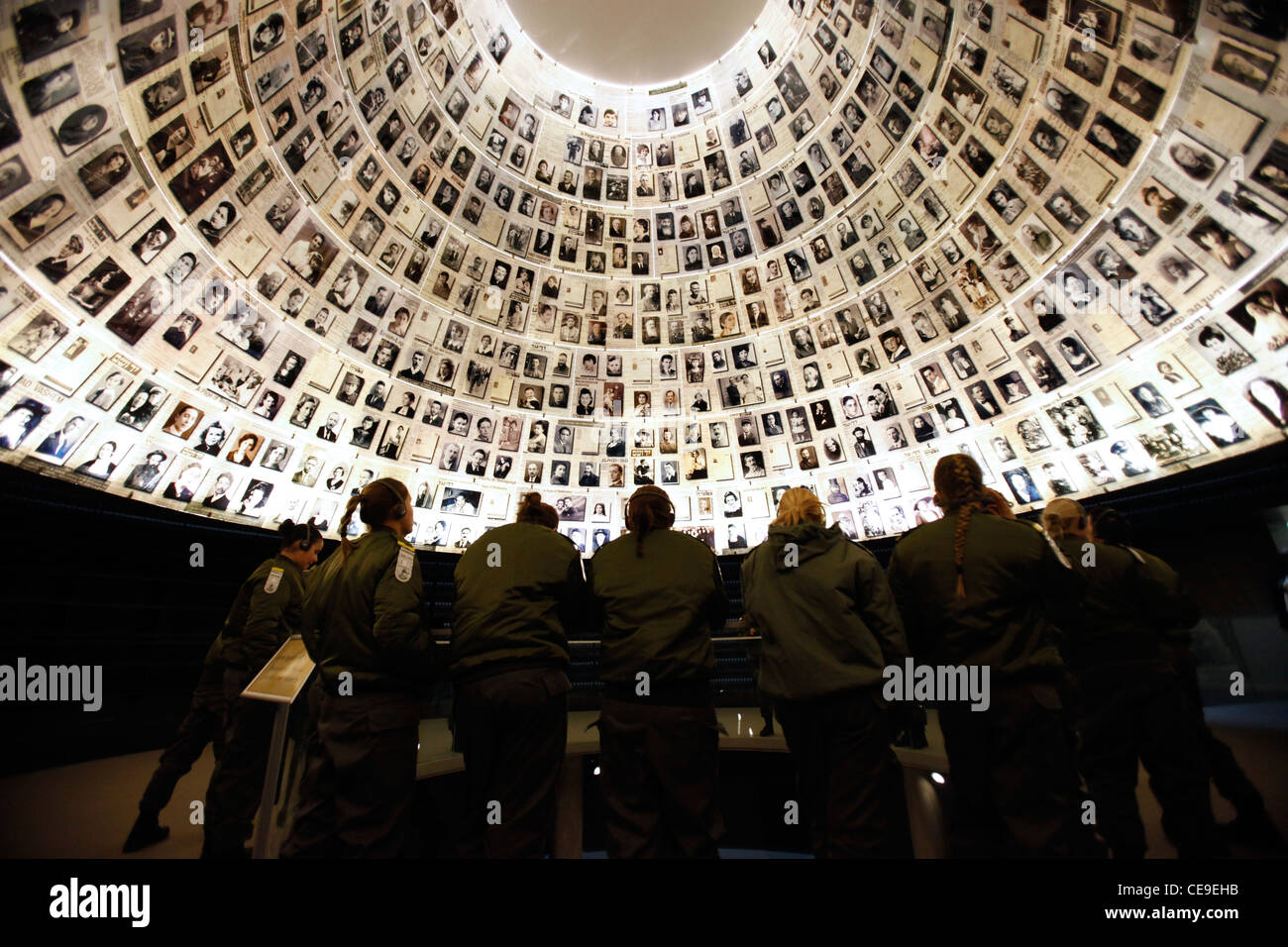 Femmina israeliano soldati all'interno del Padiglione di nomi a Yad Vashem Israele il più grande monumento commemorativo dell'Olocausto a Gerusalemme occidentale, Israele Foto Stock