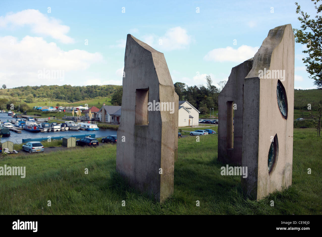 Auchinstarry Marina con i monoliti di pietra arenaria con vetro fatto a mano parte dei giardini sensoriali al bacino Auchinstarry Foto Stock