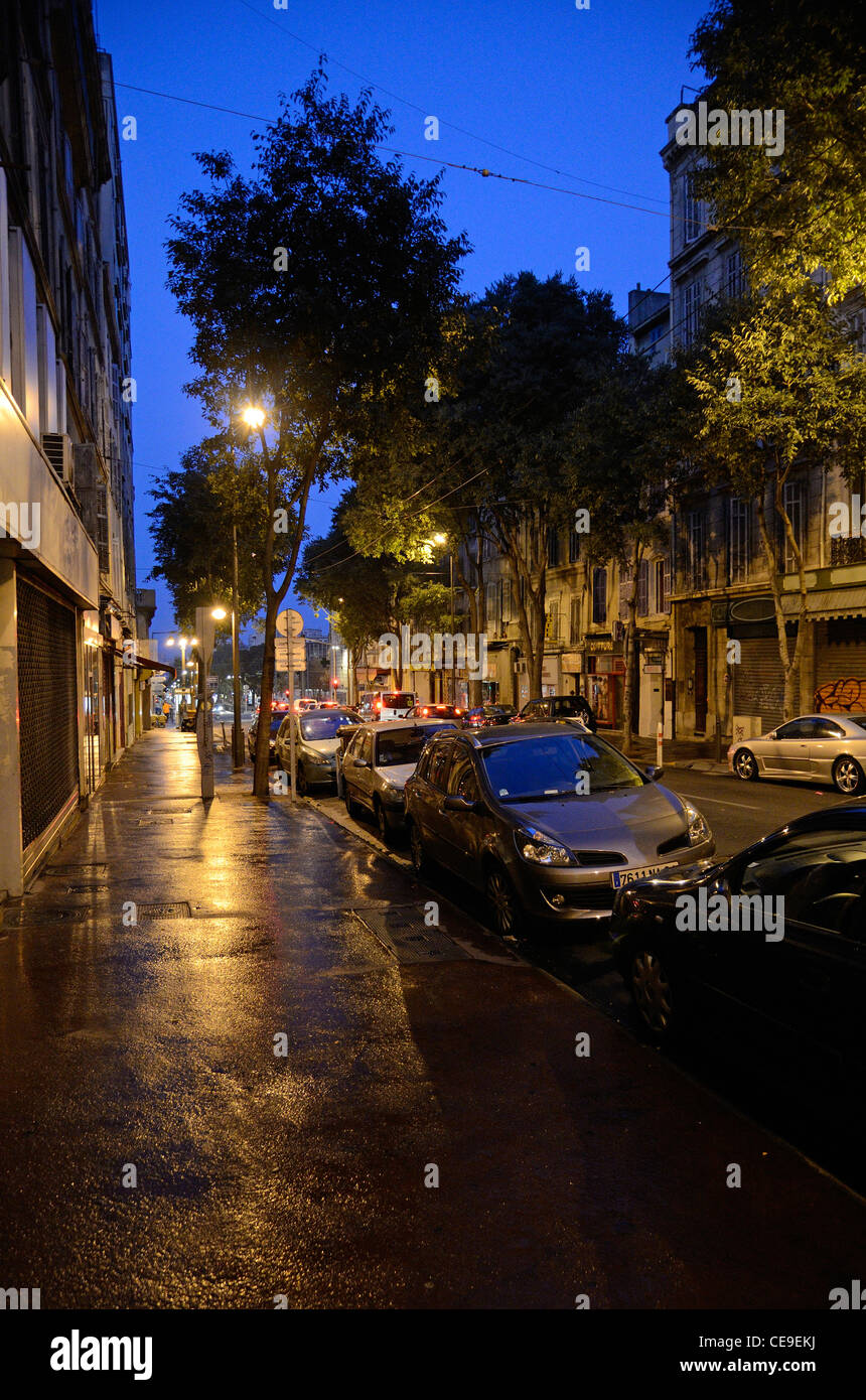 Macchine parcheggiate sul boulevard di liberazione all'alba, Marsiglia, Francia Foto Stock
